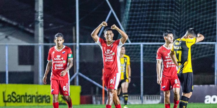 Nacional golpea sobre el final a Guaraní y escala al tercer puesto del Apertura