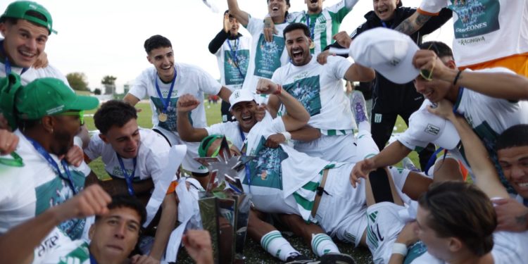 Racing celebra su primer título profesional tras 107 años
