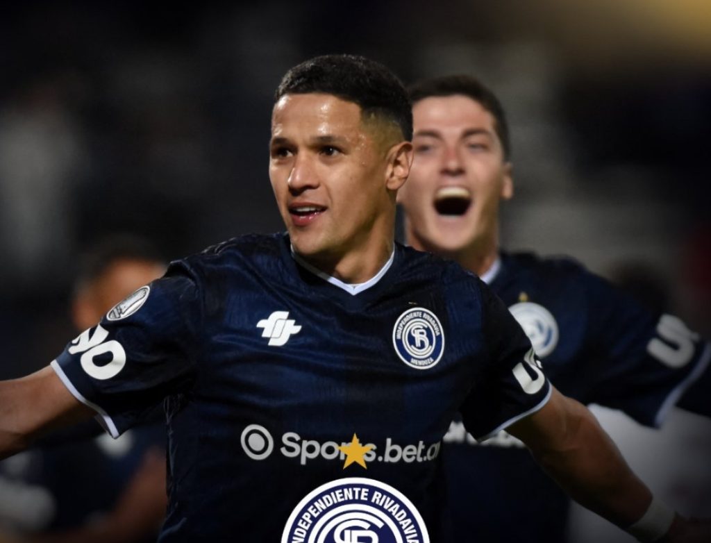 Historico: El goleador Alex Arce clasifica a Independiente Rivadavia a octavos de final