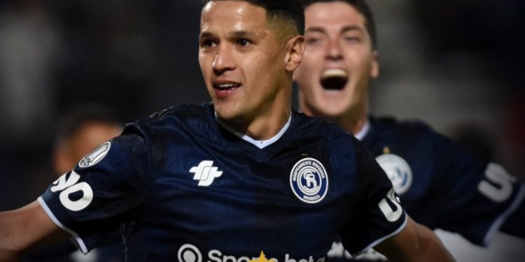 Historico: El goleador Alex Arce clasifica a Independiente Rivadavia a octavos de final