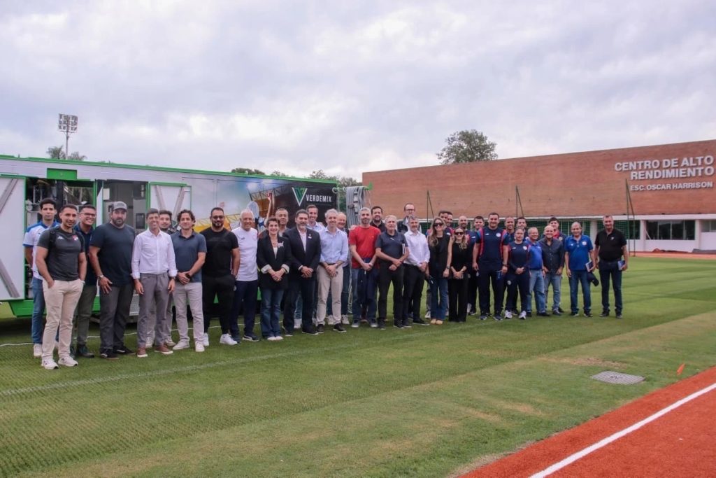 Hito en la infraestructura deportiva: Exitosa capacitacion sobre cesped hibrido en el CARDE