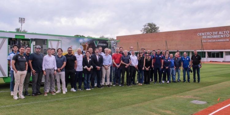 Hito en la infraestructura deportiva: Exitosa capacitacion sobre cesped hibrido en el CARDE