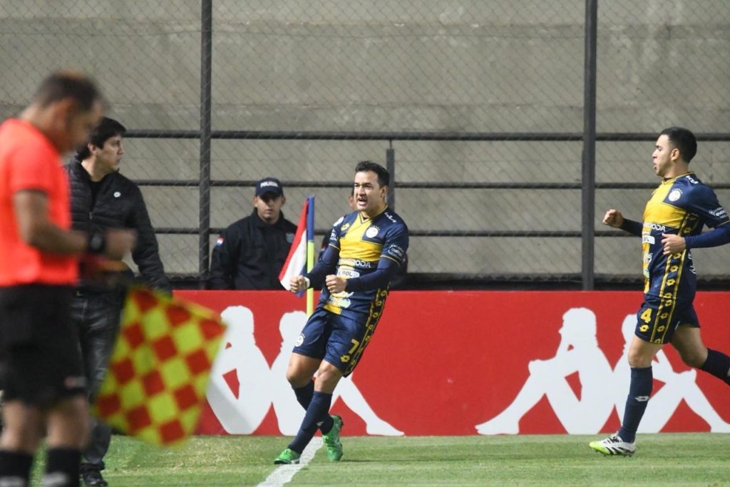 Remontada heroica en la Visera: Nacional vence a Trinidense y es el nuevo escolta
