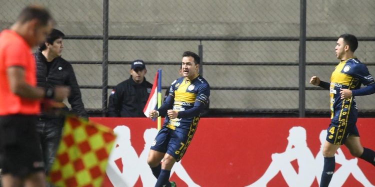 Remontada heroica en la Visera: Nacional vence a Trinidense y es el nuevo escolta