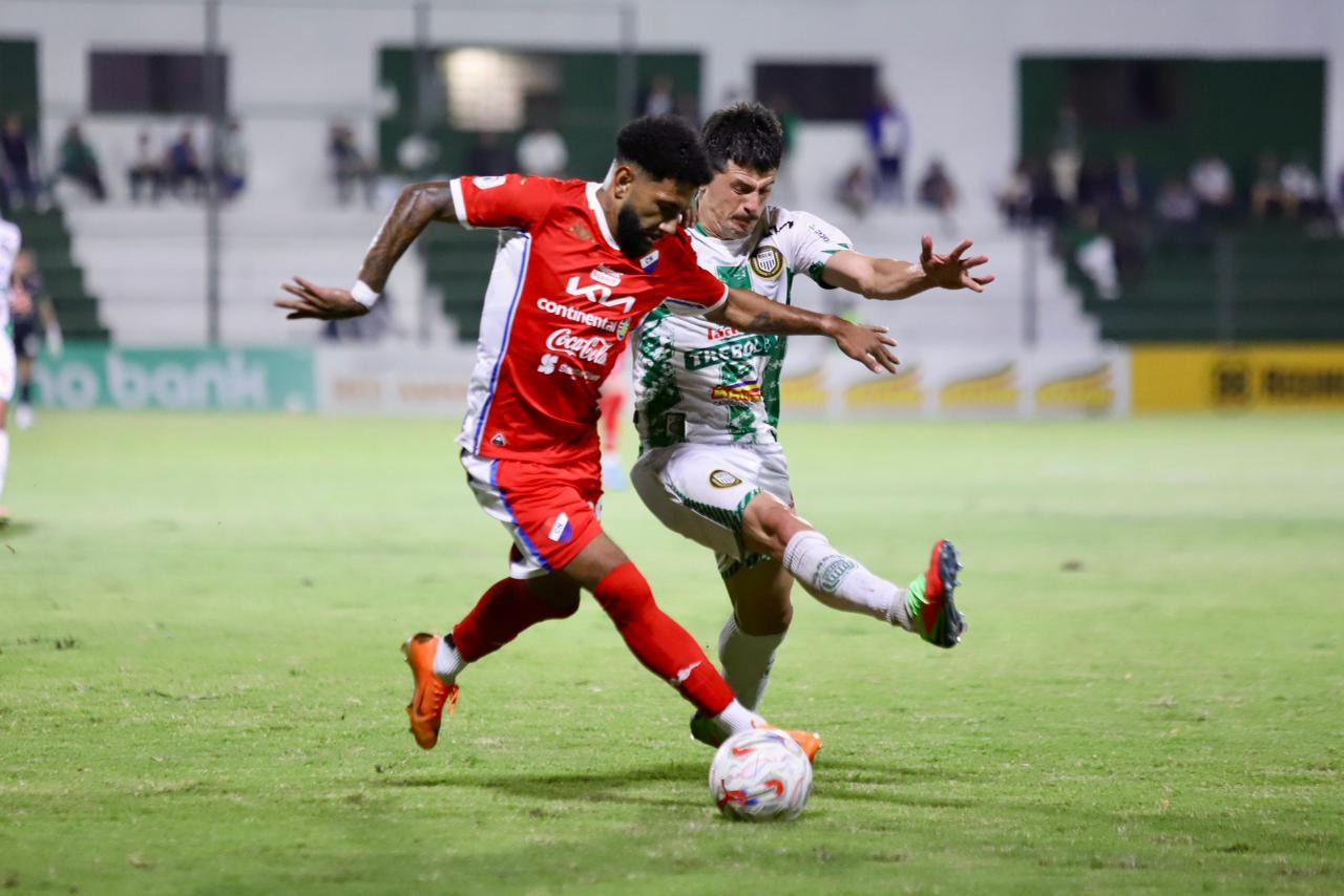 Empate heroico en Santísima Trinidad: Rubio Ñu resiste con nueve hombres y frena a Nacional en su pelea por el subcampeonato Empate heroico en Santísima Trinidad: Rubio Ñu resiste con nueve hombres y frena a Nacional en su pelea por el subcampeonato