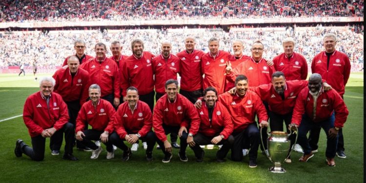 Ovación en el Allianz Arena: El Bayern Múnich rinde un emotivo homenaje al eterno Roque Santa Cruz Ovación en el Allianz Arena: El Bayern Múnich rinde un emotivo homenaje al eterno Roque Santa Cruz