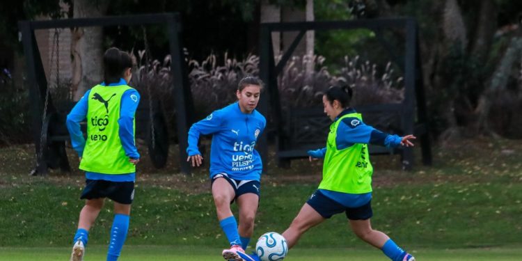 Puso primera: La Albirroja Femenina Sub 16 ya se prepara para la Copa Desarrollo en el CARFEM Puso primera: La Albirroja Femenina Sub 16 ya se prepara para la Copa Desarrollo en el CARFEM
