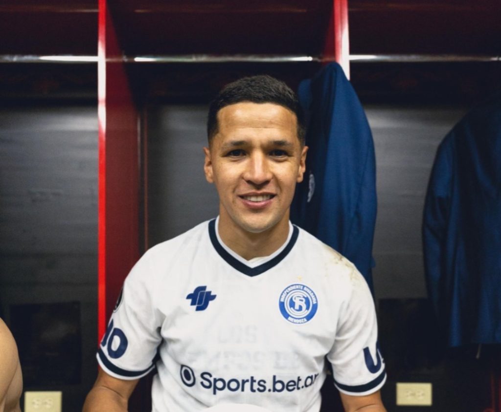 Noche de hitos en Caracas: Alex Arce firma un triplete histórico y mete a Independiente Rivadavia en octavos