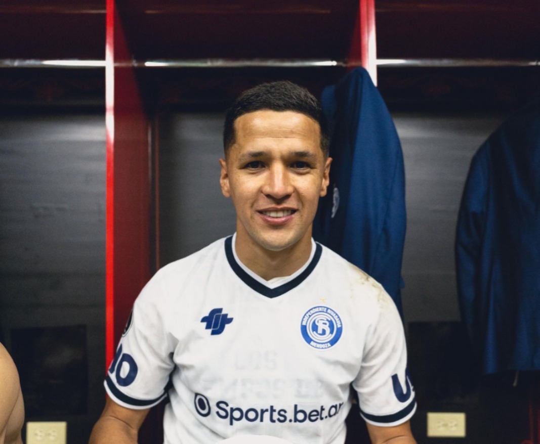 Noche de hitos en Caracas: Alex Arce firma un triplete histórico y mete a Independiente Rivadavia en octavos