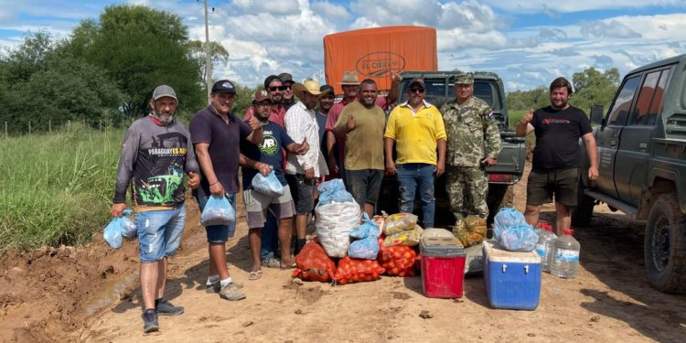 Militares asistieron a camioneros varados en el Chaco