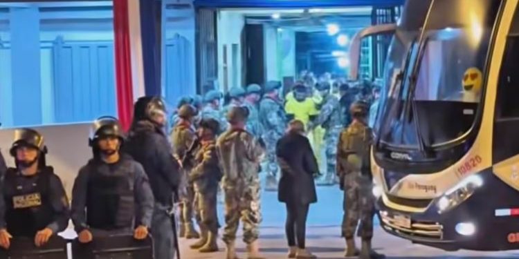 Megaoperativo nocturno: casi 500 internos de Tacumbú fueron derivados a Emboscada Megaoperativo nocturno: casi 500 internos de Tacumbú fueron derivados a Emboscada