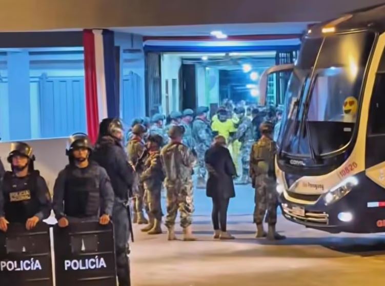 Megaoperativo nocturno: casi 500 internos de Tacumbú fueron derivados a Emboscada Megaoperativo nocturno: casi 500 internos de Tacumbú fueron derivados a Emboscada