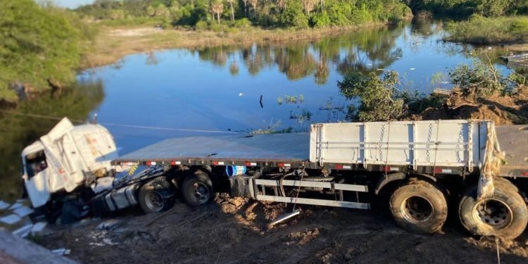 Benjamín Aceval: puente de madera cedió, cayó un camión al río Aguaray y falleció el conductor Benjamín Aceval: puente de madera cedió, cayó un camión al río Aguaray y falleció el conductor