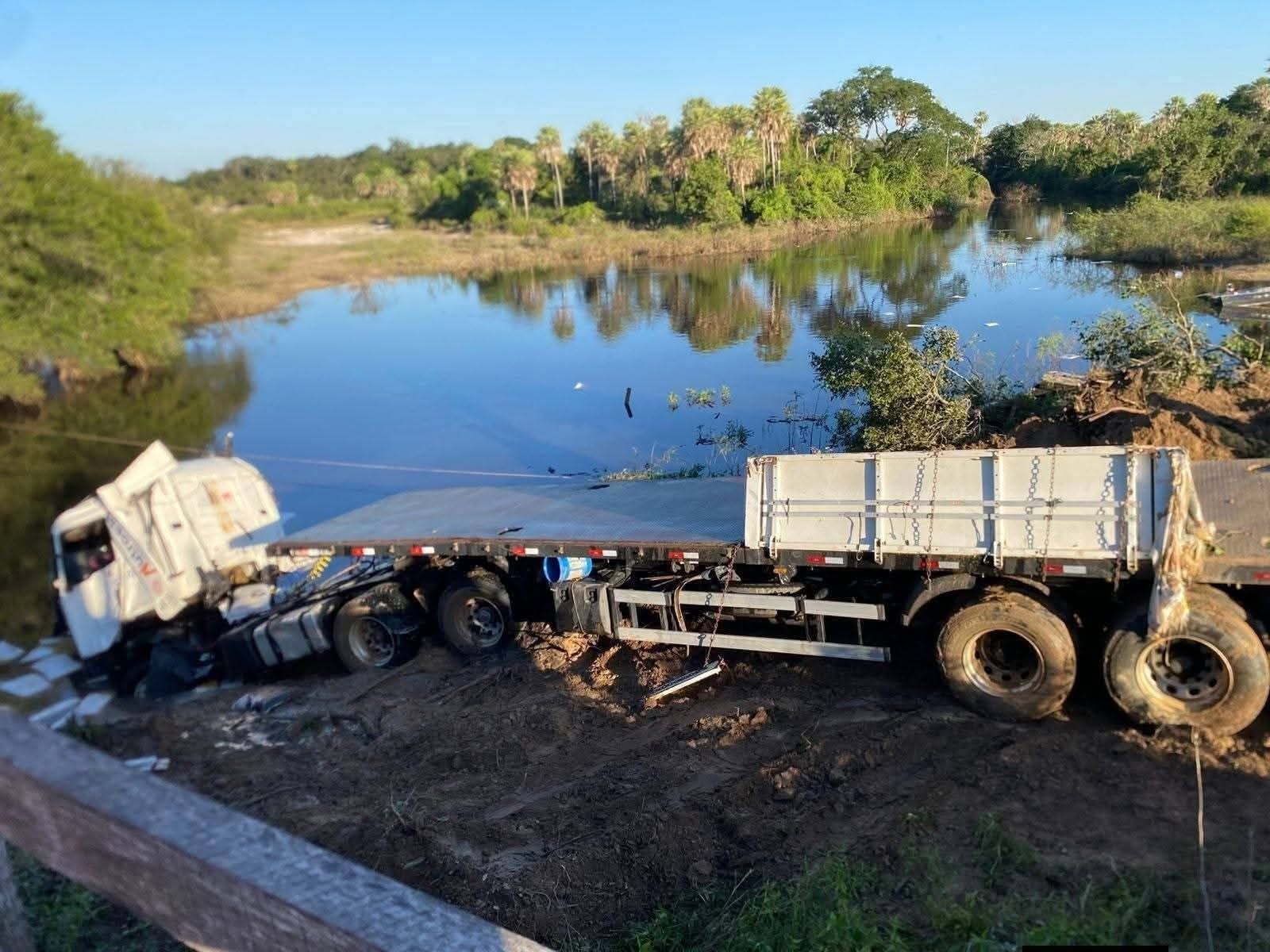 Benjamín Aceval: puente de madera cedió, cayó un camión al río Aguaray y falleció el conductor Benjamín Aceval: puente de madera cedió, cayó un camión al río Aguaray y falleció el conductor