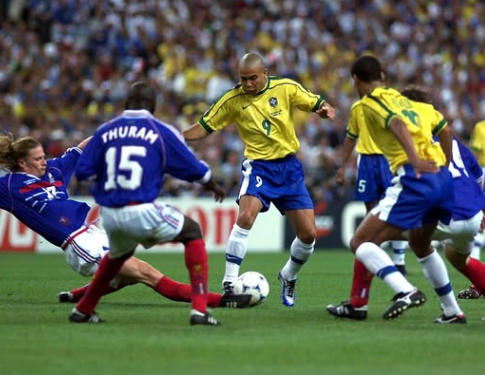 Francia brilló en casa y el misterio de Ronaldo marcó la final del Mundial 1998