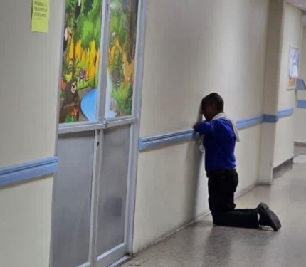 La imagen que tocó miles de corazones, un padre de rodillas clamando a Dios La imagen que tocó miles de corazones, un padre de rodillas clamando a Dios