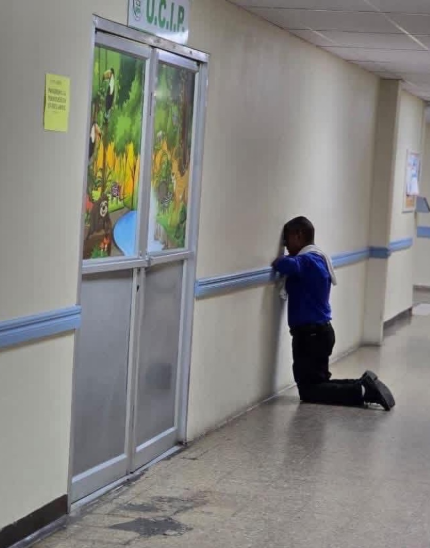 La imagen que tocó miles de corazones, un padre de rodillas clamando a Dios