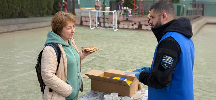 Cristianos reparten pizzas gratis en Ucrania para llevar ayuda y esperanza en medio de la guerra