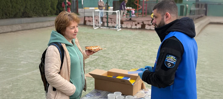 Cristianos reparten pizzas gratis en Ucrania para llevar ayuda y esperanza en medio de la guerra Cristianos reparten pizzas gratis en Ucrania para llevar ayuda y esperanza en medio de la guerra