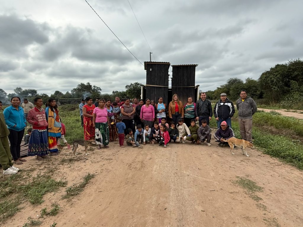 Gobernación de Boquerón entrega letrinas a familias de la comunidad indígena Abisai