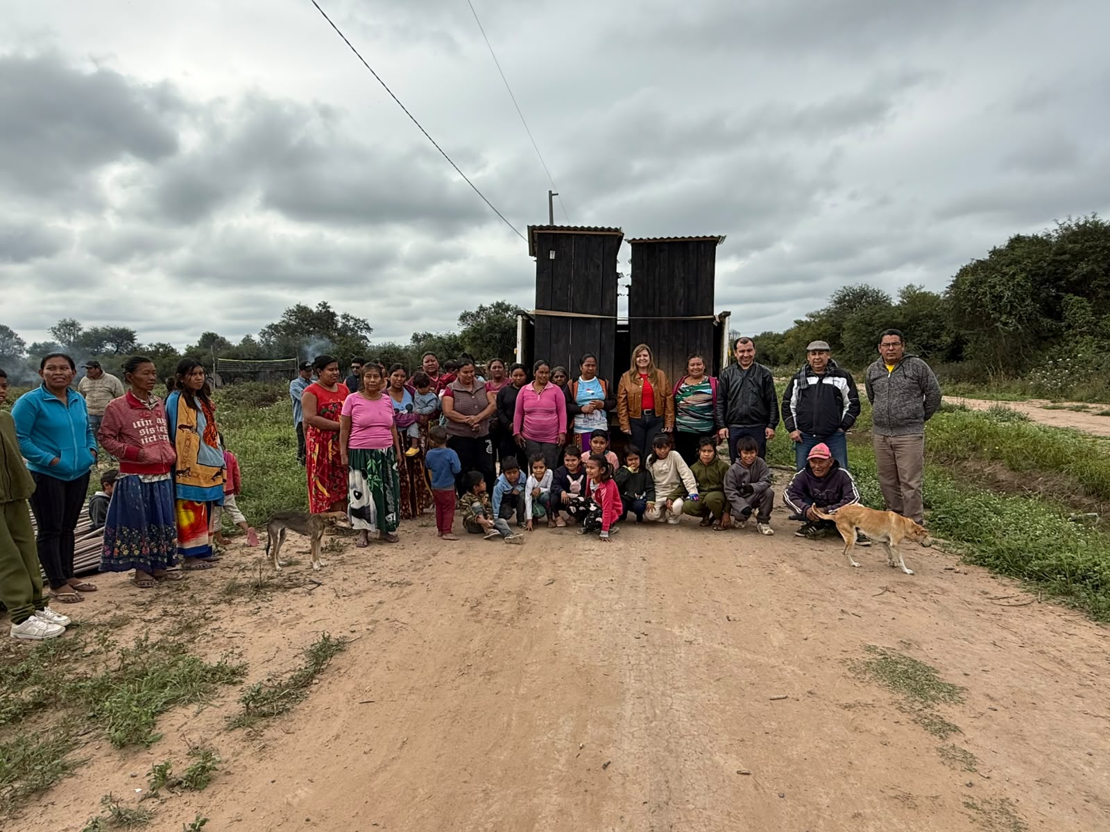 Gobernación de Boquerón entrega letrinas a familias de la comunidad indígena Abisai