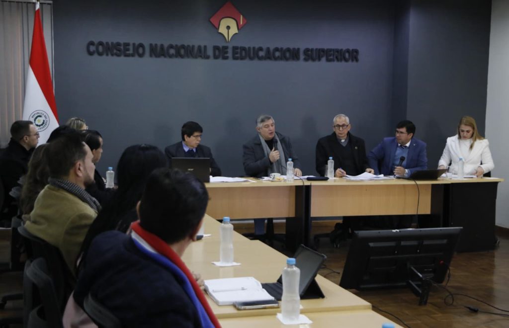 El CONES selecciona 205 evaluadores y ordena la regularización de estudiantes de medicina