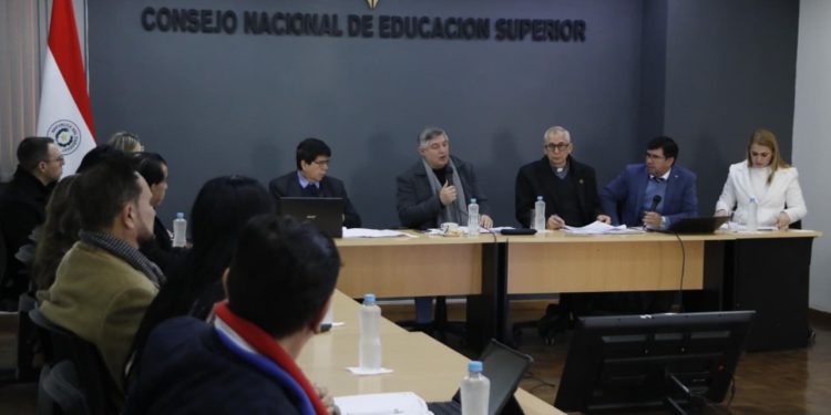 El CONES selecciona 205 evaluadores y ordena la regularización de estudiantes de medicina