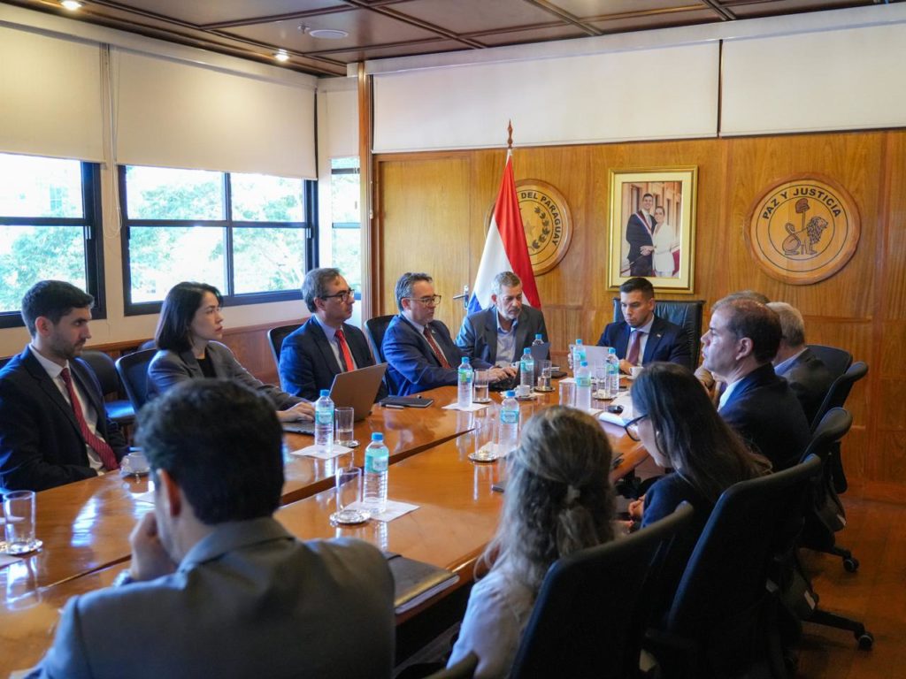 Gobierno y banca privada buscan poner fin al “vía crucis” documentario de los inversores extranjeros Gobierno y banca privada buscan poner fin al “vía crucis” documentario de los inversores extranjeros