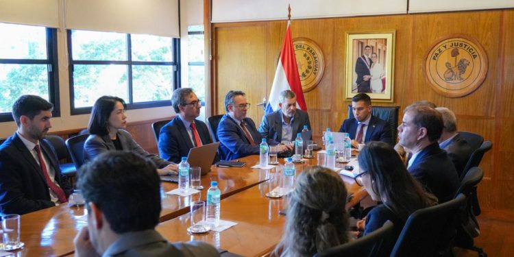 Gobierno y banca privada buscan poner fin al “vía crucis” documentario de los inversores extranjeros