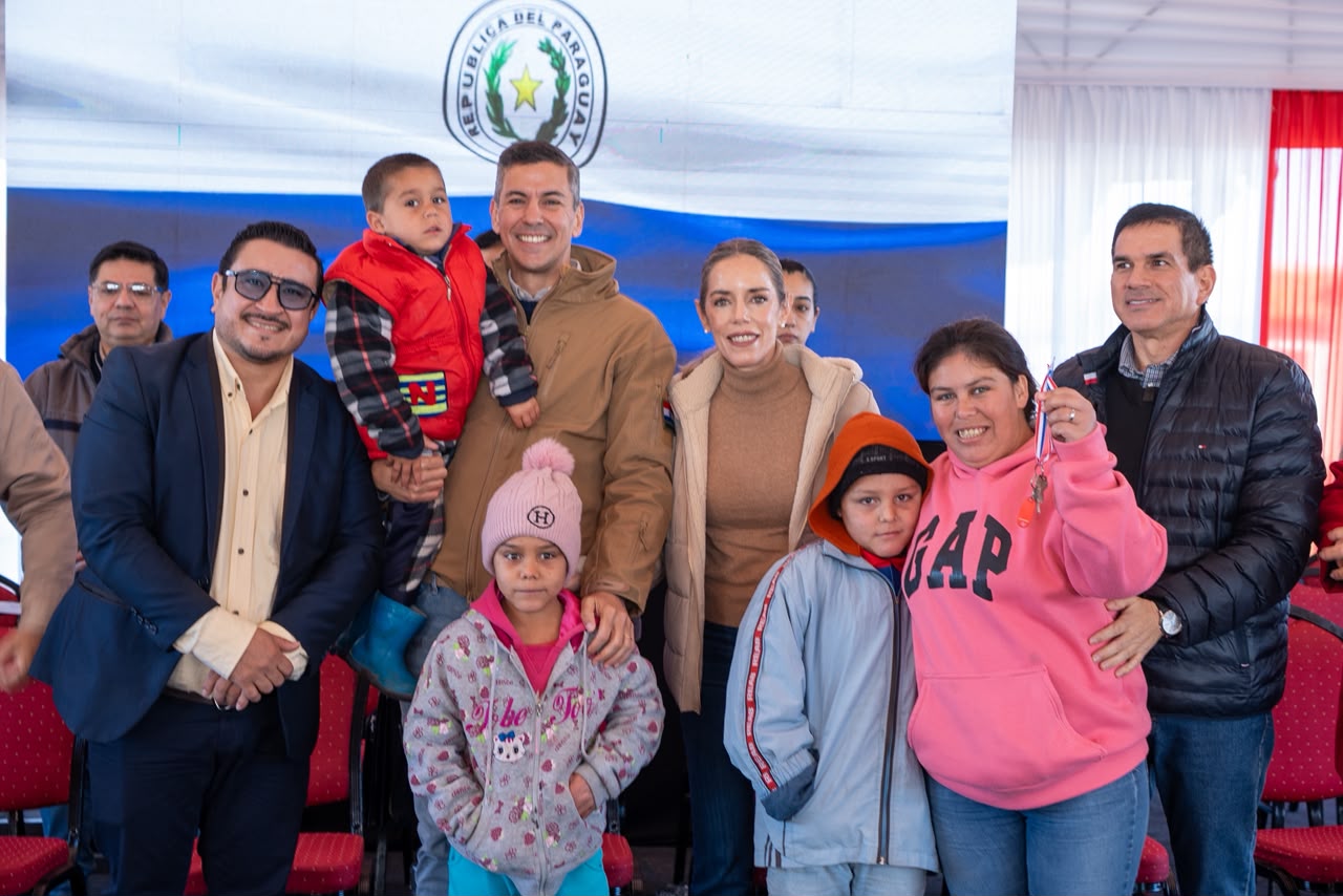 El Gobierno entrega 62 viviendas sociales y anuncia millonarias inversiones en Caapucú El Gobierno entrega 62 viviendas sociales y anuncia millonarias inversiones en Caapucú