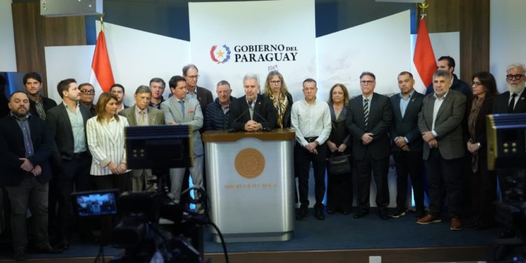 Sector privado advierte impacto negativo en la imagen del país tras marcha atrás del Gobierno sobre decretos