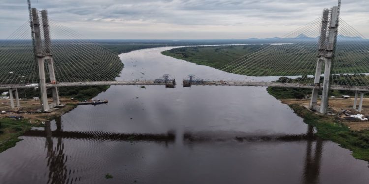 Puente bioceánico está a solo 13 metros de unir Paraguay y Brasil Puente bioceánico está a solo 13 metros de unir Paraguay y Brasil