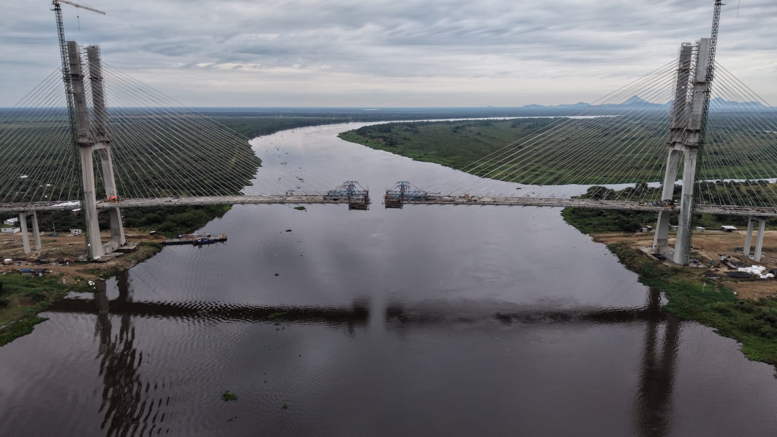 Puente bioceánico está a solo 13 metros de unir Paraguay y Brasil Puente bioceánico está a solo 13 metros de unir Paraguay y Brasil
