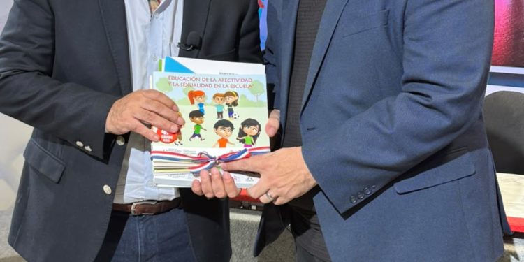 Nicanor celebra distribución de libros de Educación de la Afectividad y la Sexualidad en la Escuela Nicanor celebra distribución de libros de Educación de la Afectividad y la Sexualidad en la Escuela