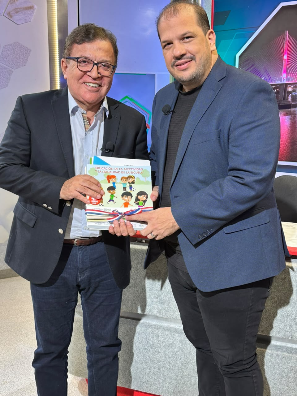 Nicanor celebra distribución de libros de Educación de la Afectividad y la Sexualidad en la Escuela Nicanor celebra distribución de libros de Educación de la Afectividad y la Sexualidad en la Escuela