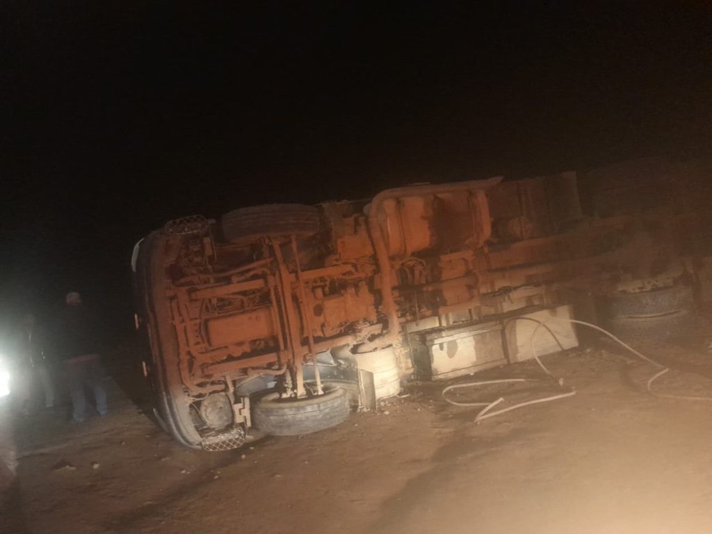 Un camionero resultó herido tras volcar un transganado en Loma Plata