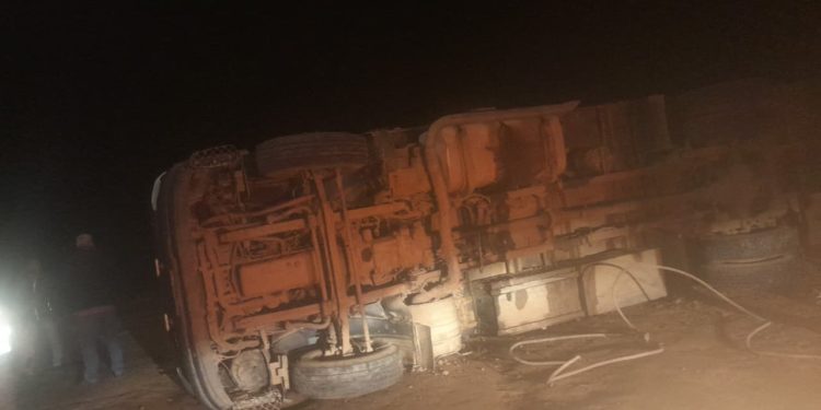 Un camionero resultó herido tras volcar un transganado en Loma Plata