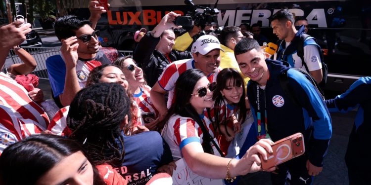 Tierra mundialista y maletas cargadas de ilusión: Paraguay desembarca en California tras 16 años de espera Tierra mundialista y maletas cargadas de ilusión: Paraguay desembarca en California tras 16 años de espera