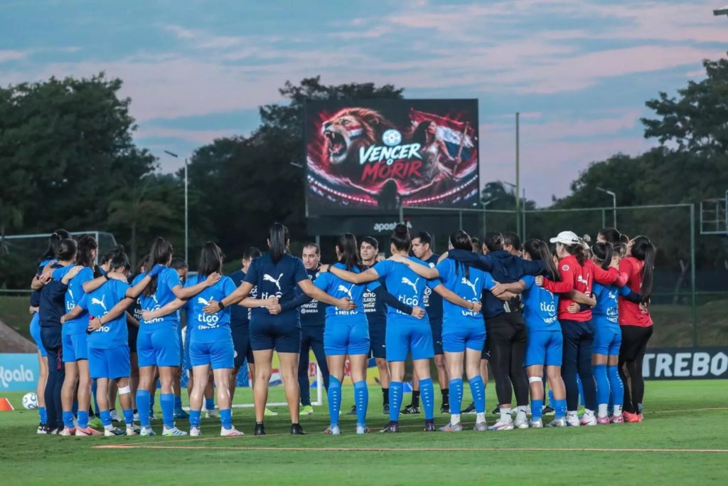 Preparativos al máximo en Ypané: La Albirroja Femenina calibra la estrategia para el crucial choque ante Colombia Preparativos al máximo en Ypané: La Albirroja Femenina calibra la estrategia para el crucial choque ante Colombia