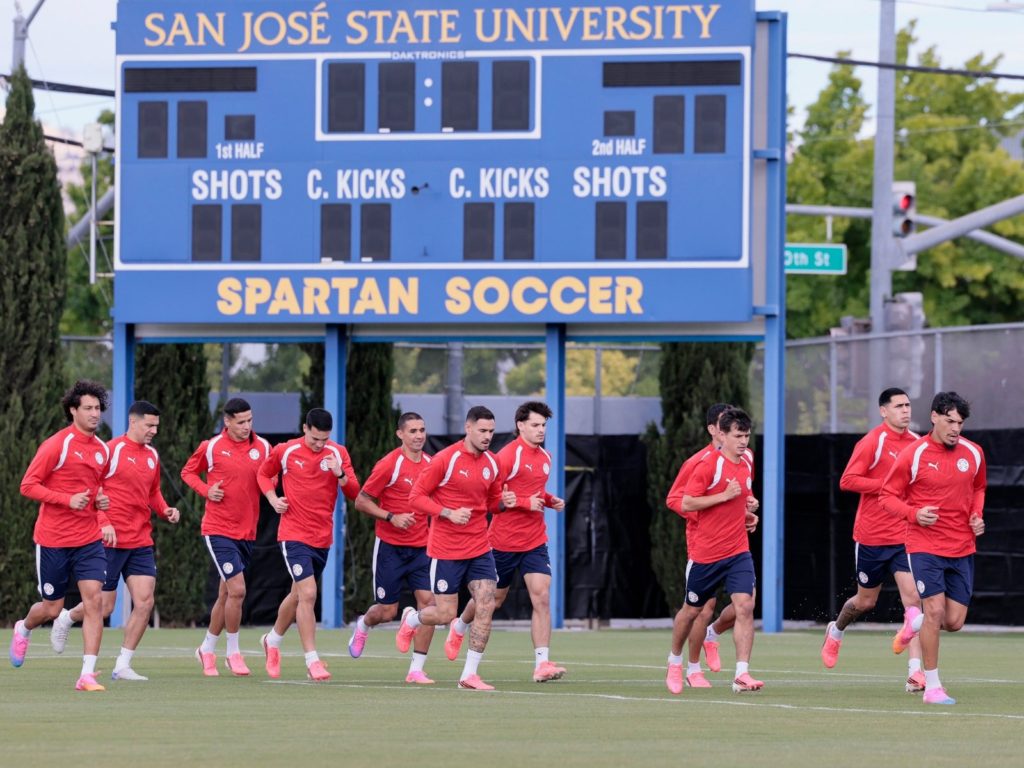 Calidez paraguaya en California: La Albirroja intensifica los trabajos tácticos arropada por el cariño de sus hinchas Calidez paraguaya en California: La Albirroja intensifica los trabajos tácticos arropada por el cariño de sus hinchas