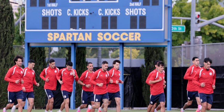 Calidez paraguaya en California: La Albirroja intensifica los trabajos tácticos arropada por el cariño de sus hinchas Calidez paraguaya en California: La Albirroja intensifica los trabajos tácticos arropada por el cariño de sus hinchas