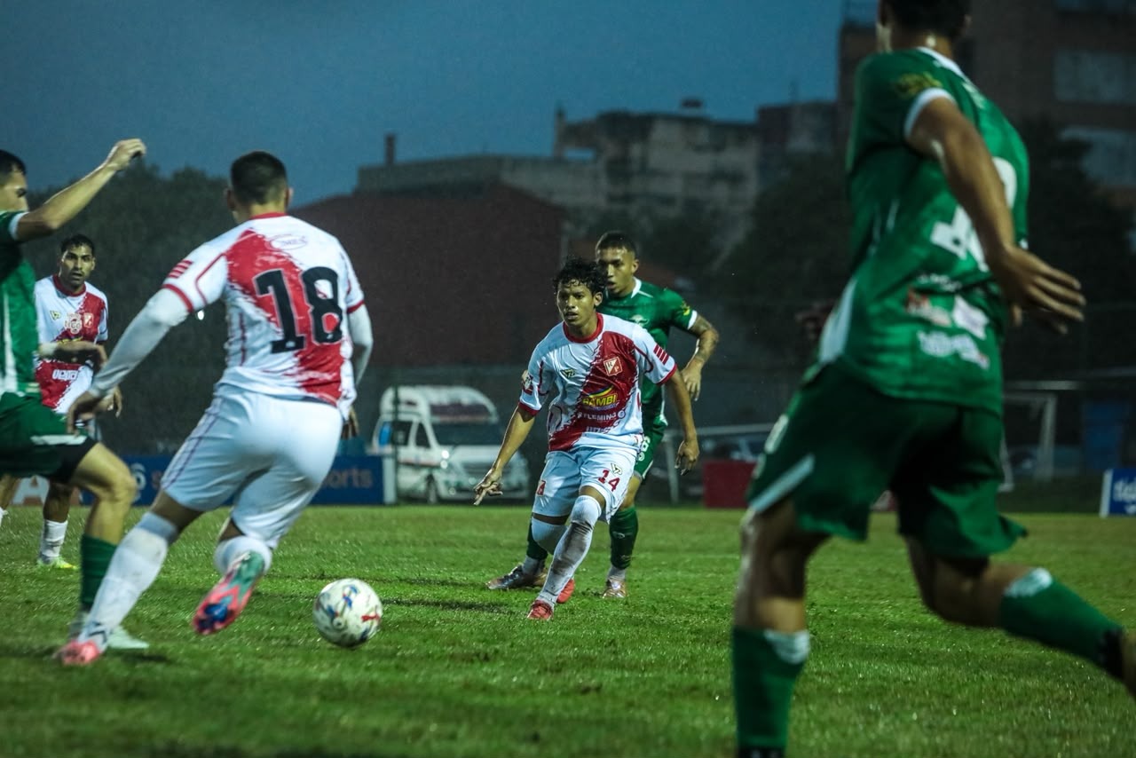 Fiesta de goles en el barrio Mburicaó: El Kelito arrolla a Silvio Pettirossi y se instala en la siguiente ronda