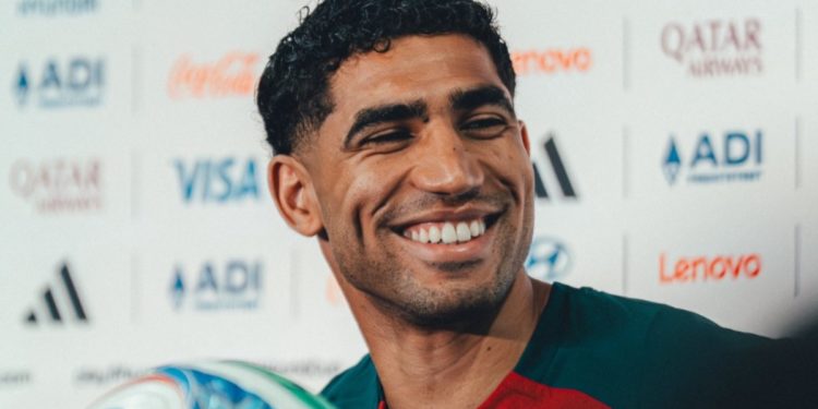 Gesto de nobleza de Achraf Hakimi con un periodista en medio del estricto protocolo mundialista Gesto de nobleza de Achraf Hakimi con un periodista en medio del estricto protocolo mundialista
