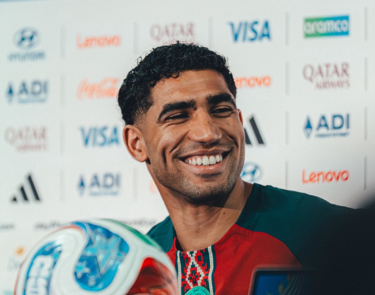 Gesto de nobleza de Achraf Hakimi con un periodista en medio del estricto protocolo mundialista Gesto de nobleza de Achraf Hakimi con un periodista en medio del estricto protocolo mundialista
