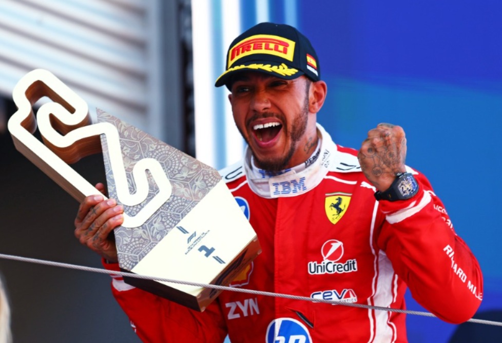 Emoción histórica en Montmeló con el primer triunfo de Lewis Hamilton vestido de rojo