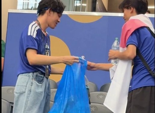 Ejemplo de civismo y cultura en las tribunas tras el emocionante choque entre Japón y Países Bajos