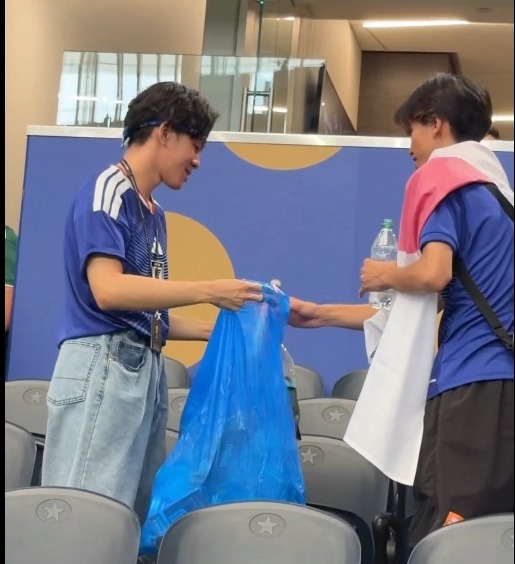 Ejemplo de civismo y cultura en las tribunas tras el emocionante choque entre Japón y Países Bajos Ejemplo de civismo y cultura en las tribunas tras el emocionante choque entre Japón y Países Bajos