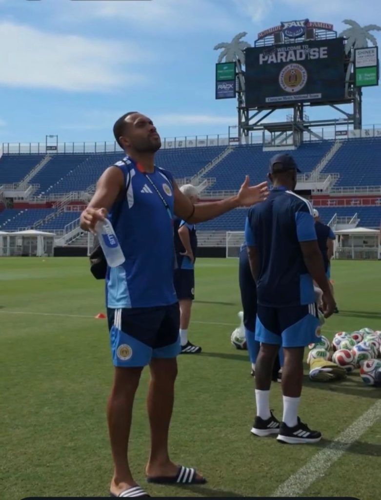 La fe por encima del fútbol, jugador de Curazao emociona al adorar a Dios antes del entrenamiento en el Mundial La fe por encima del fútbol, jugador de Curazao emociona al adorar a Dios antes del entrenamiento en el Mundial