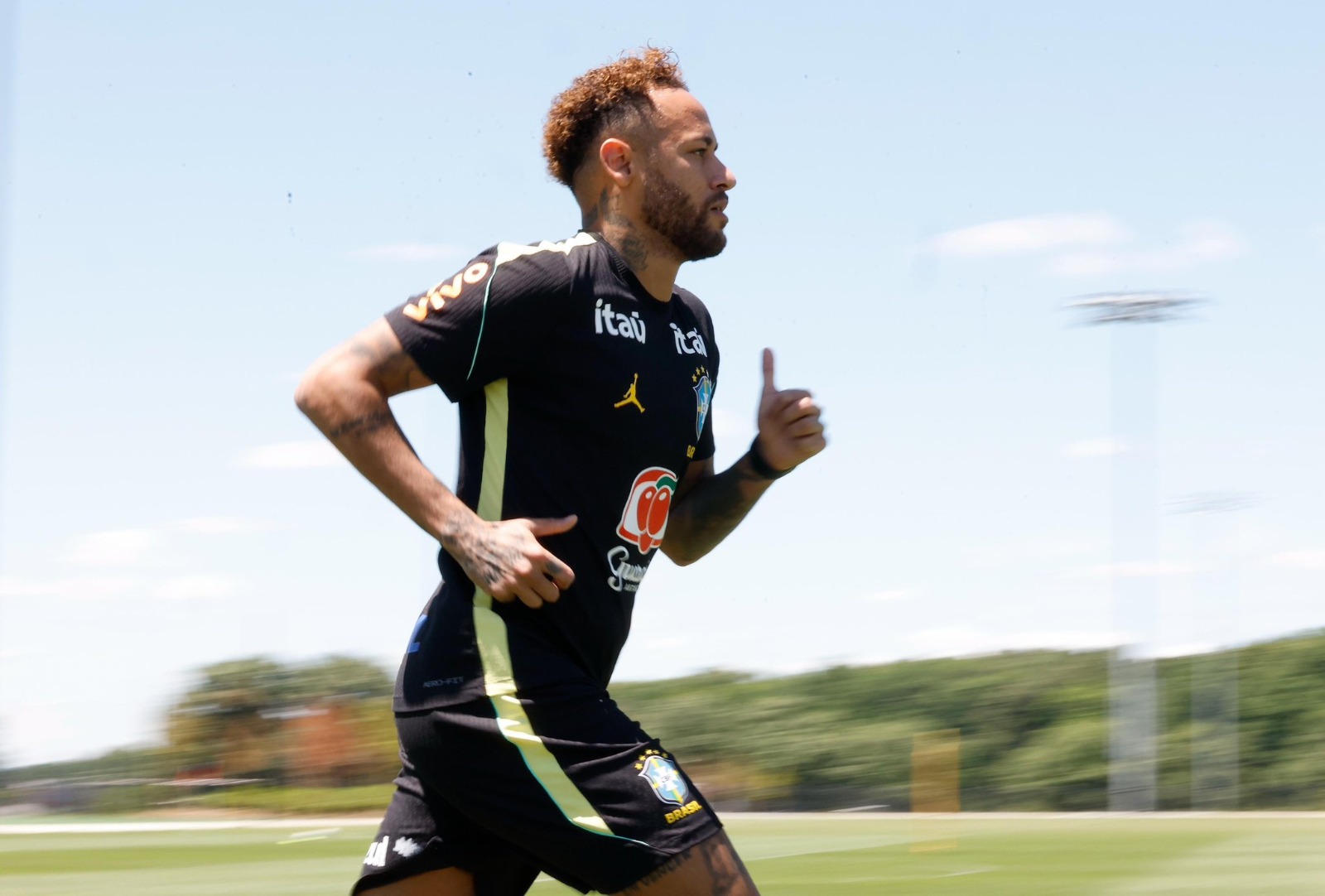 Brasil recupera la sonrisa con el retorno de Neymar a los entrenamientos en campo aunque su debut sigue en duda