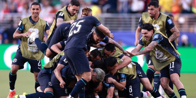 Hazaña guaraní en California: Paraguay resiste con diez hombres ante Turquía y revive en el Mundial Hazaña guaraní en California: Paraguay resiste con diez hombres ante Turquía y revive en el Mundial
